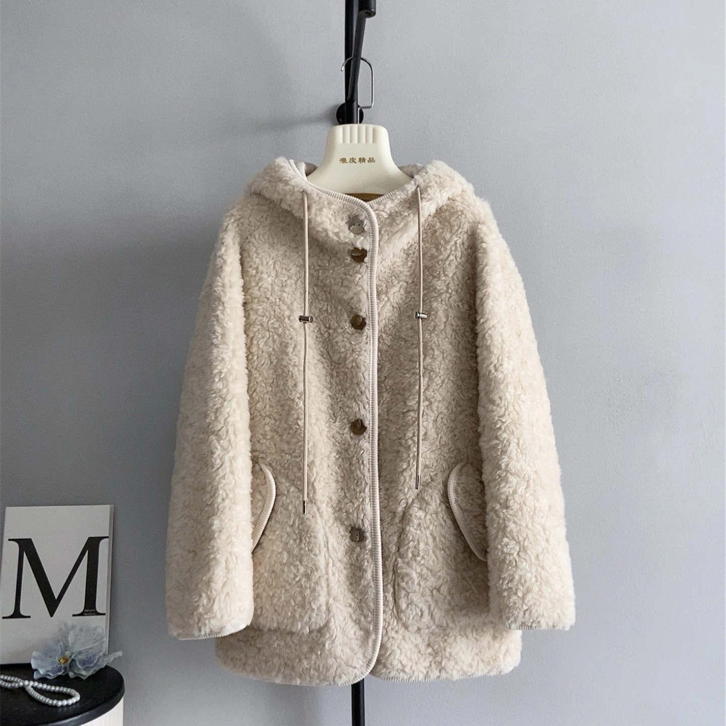 เสื้อโค้ทผู้หญิงแบบมีฮู้ดบุขนสัตว์ผสม แฟชั่นแบบกระดุมแถวเดียว แจ็คเก็ตขนแกะสไตล์เกาหลี หนาและอบอุ่น