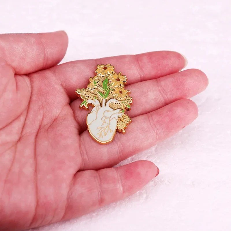 Flower Heart Art Brooch Sunflower White Lotus Pin Creative Enamel Badge Romantic Flower Accessories Valentine's Day Gift view 6