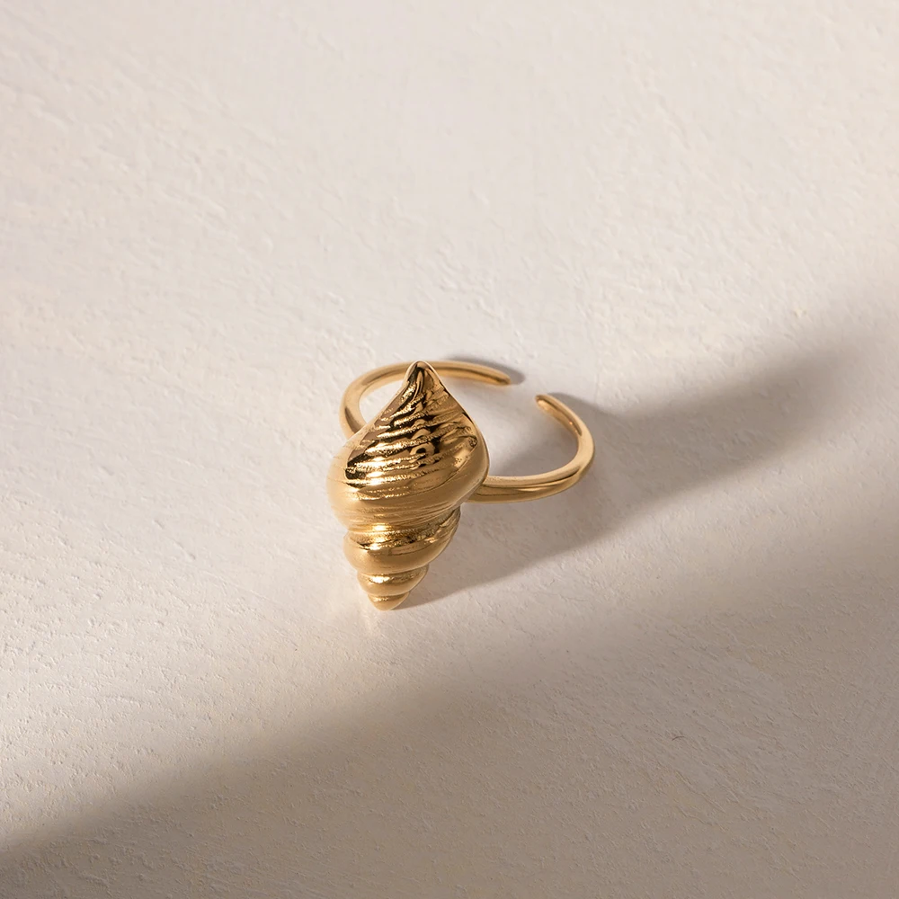 Anello placcato oro 18 carati strutturato Conch anello con struttura geometrica in metallo alla moda da donna a prova di appannamento grosso in