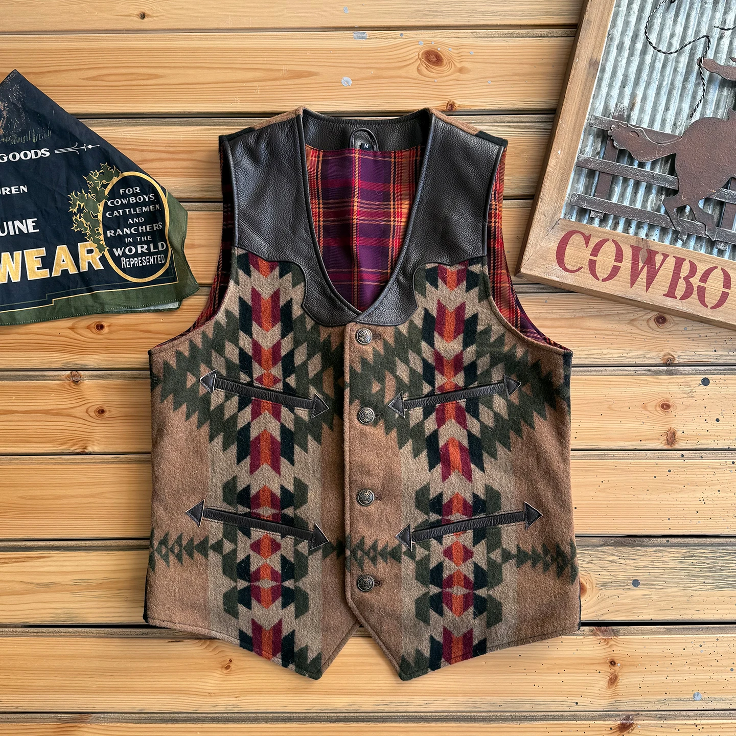 Chaleco Vaquero Occidental de Cuero con Parches Totem Navajo Retro Americano, Corte Ajustado, Sin Mangas, Cuello en V, Largo ...