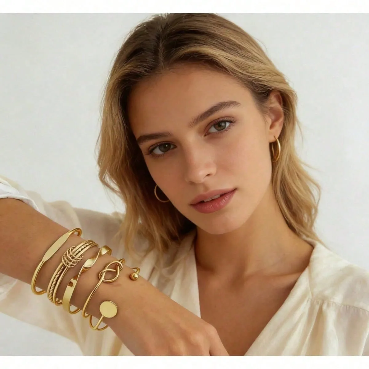 Ein fünfteiliges Armband-Set im Vintage-Stil, perfekt für den Alltag oder als Geburtstags- oder Weihnachtsgeschenk für einen Freund oder die beste Freundin.