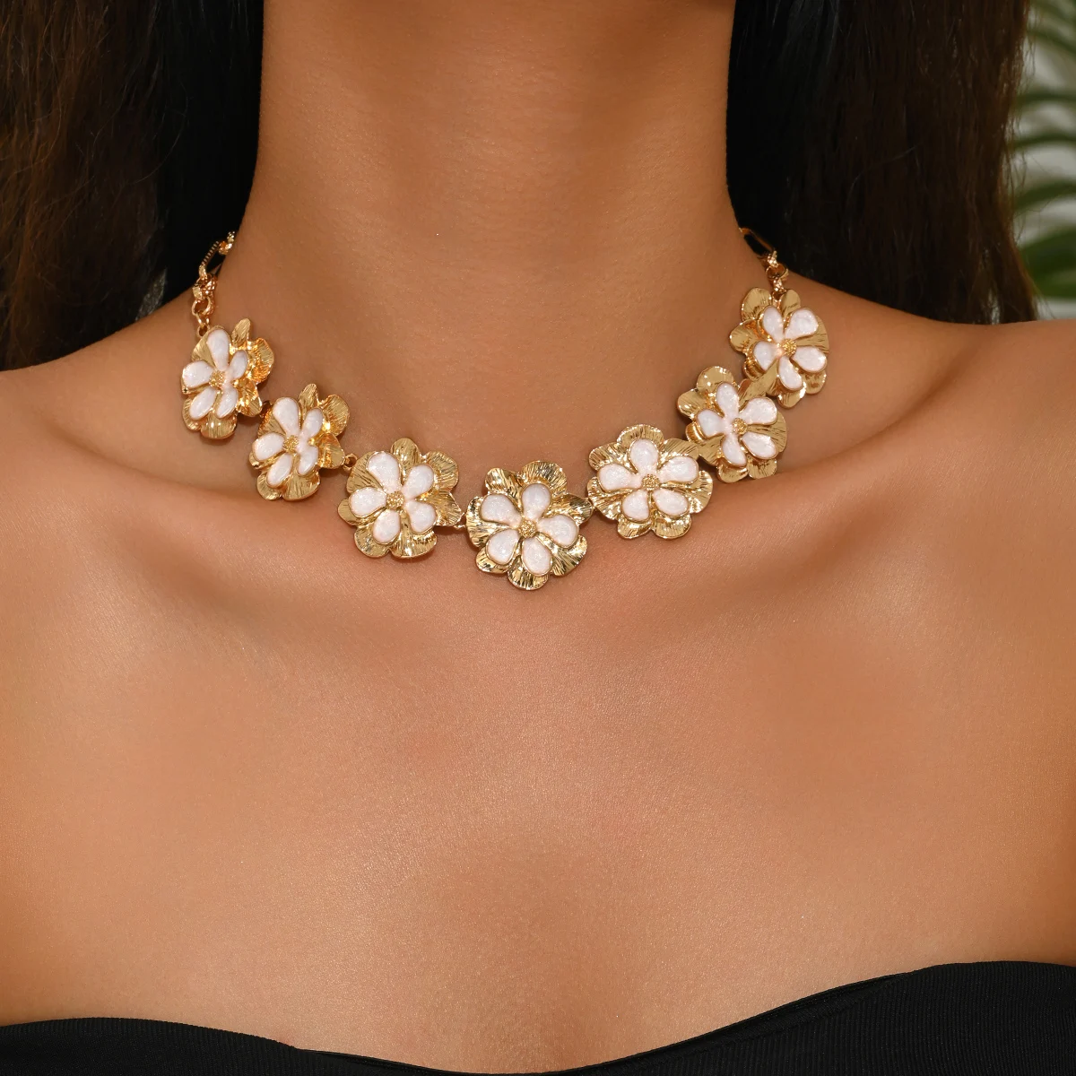 Boho White Enamel Flower Choker Gold Textured Floral Statement Necklace Adjustable Women Summer Wedding Party Neck Jewelry