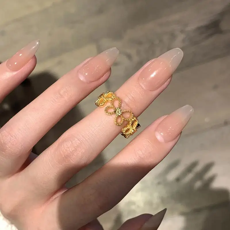 الجديد في حلقات الفراشة المصقولة المصنوعة من الخرز المستدير اللامع المجوف للنساء عالية الجودة وخفيفة الوزن ومجوهرات الحفلات