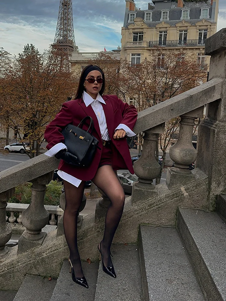 طقم نسائي أحمر أنيق مكون من قطعتين، سترات عصرية بأكمام طويلة وجيوب وأزرار ربط ومجموعات شورتات بسيطة عالية الخصر