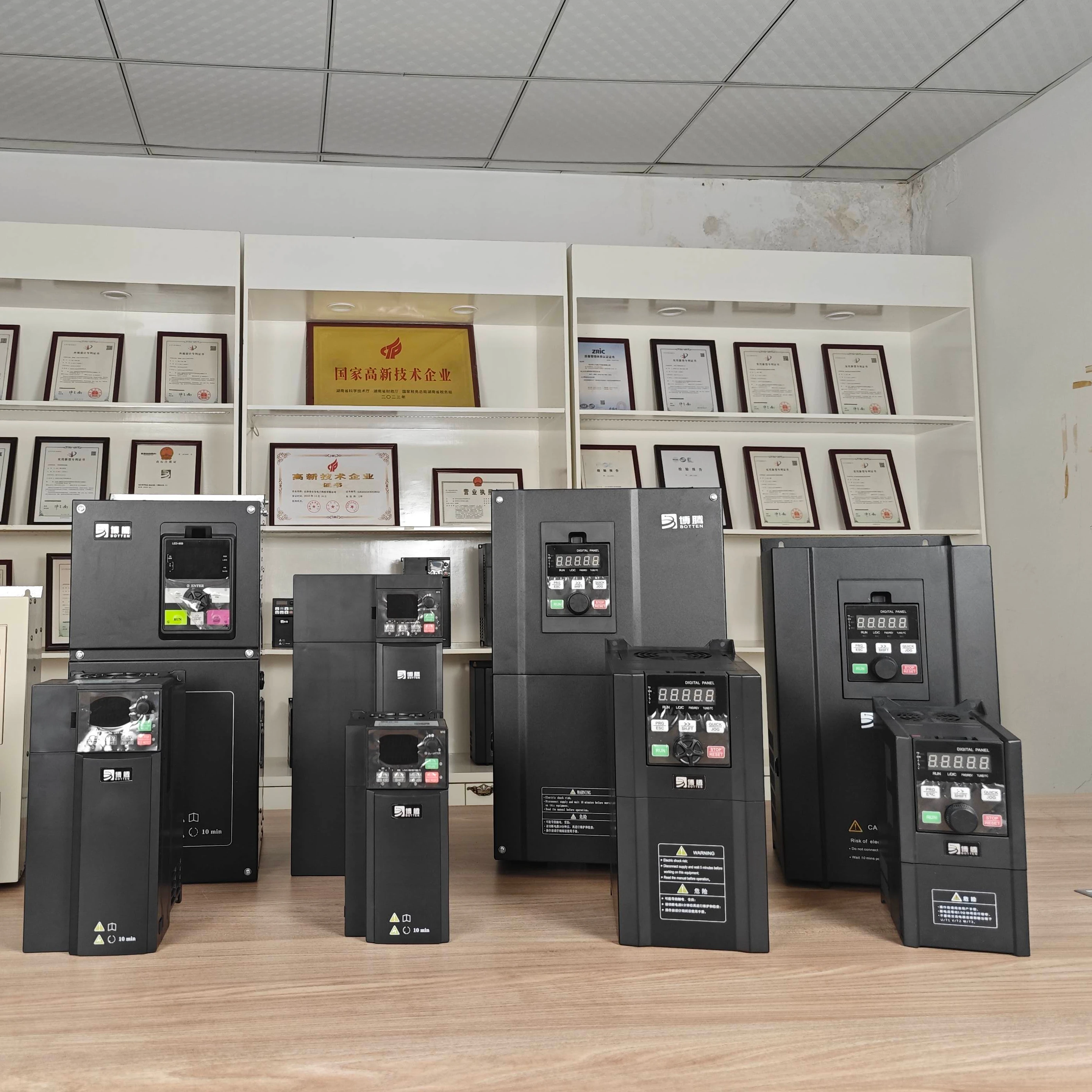 Dispositivo di controllo della frequenza del regolatore di velocità del motore VFD trifase da 22 kW con design di dissipazione del calore Compressore di tensione nominale 380 V