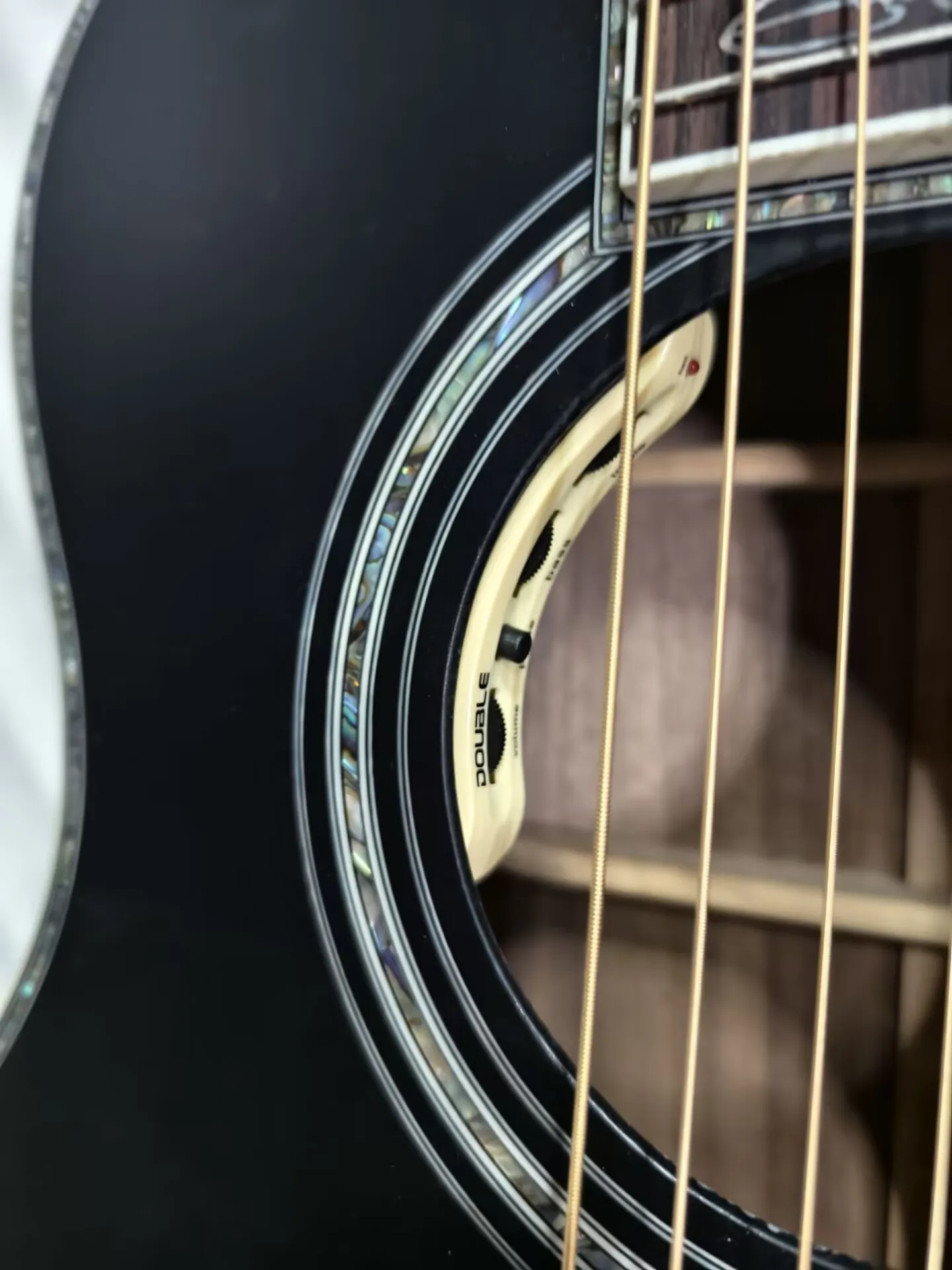 

Гитара OM полноразмерная, 14 ладов. Гитара OM42 черного цвета с сатиновым покрытием, с логотипом и звукоснимателями в звуковой ямке.