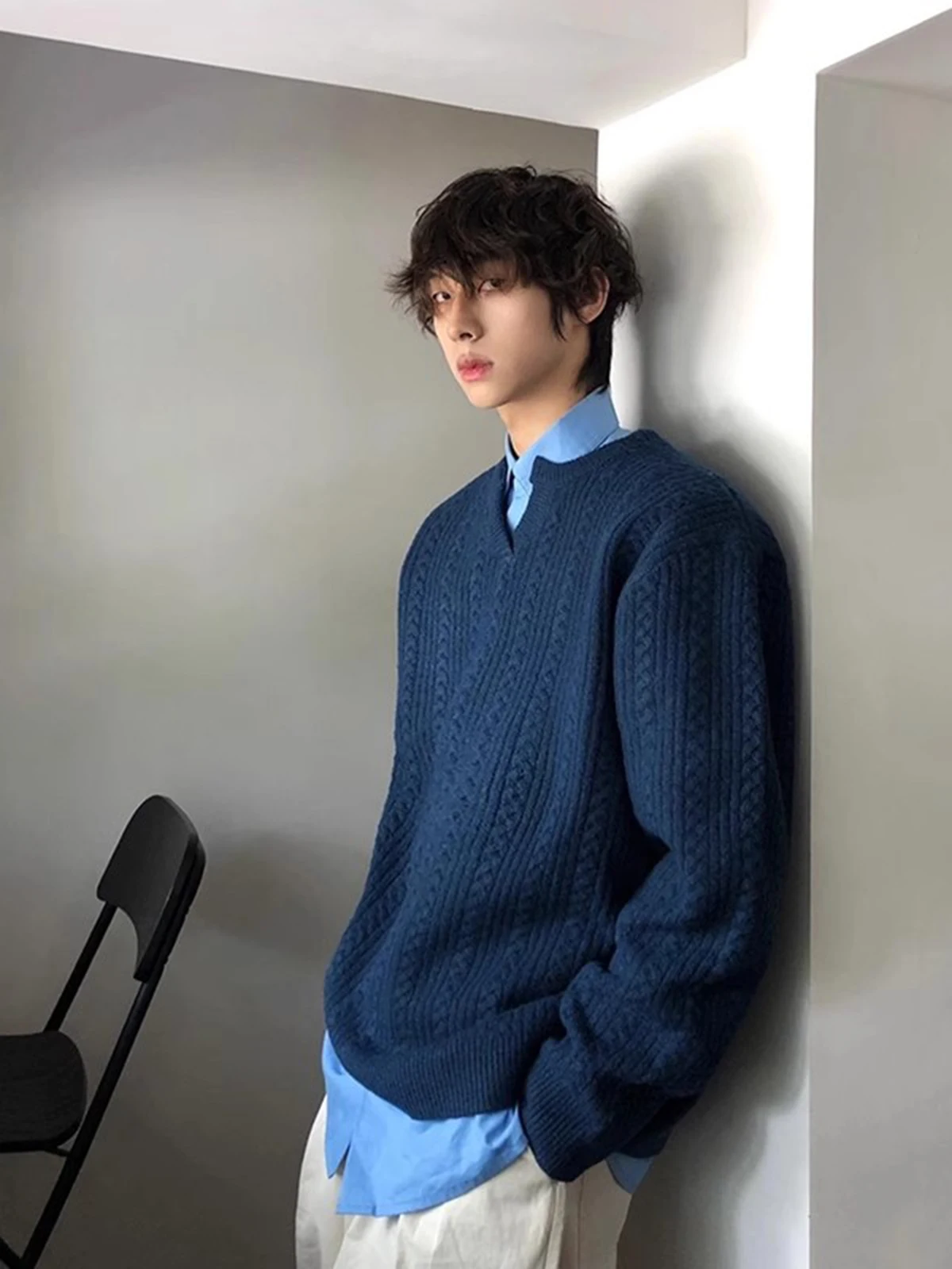 

Синий вязаный свитер для мужчин, зимний, с V-образным вырезом, в стиле лоу-эйдж, японский ретро-стиль, высококачественный, свободный крой, длинный рукав, топ для мальчиков