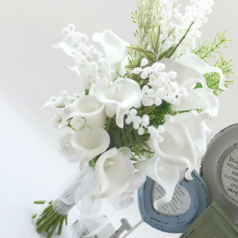 Ramo de novia floral simulado a mano, ramo de novia, se sostiene en un estudio fotográfico, sala de muestra, diseño floral con lirio de Cala Blanca, FH550