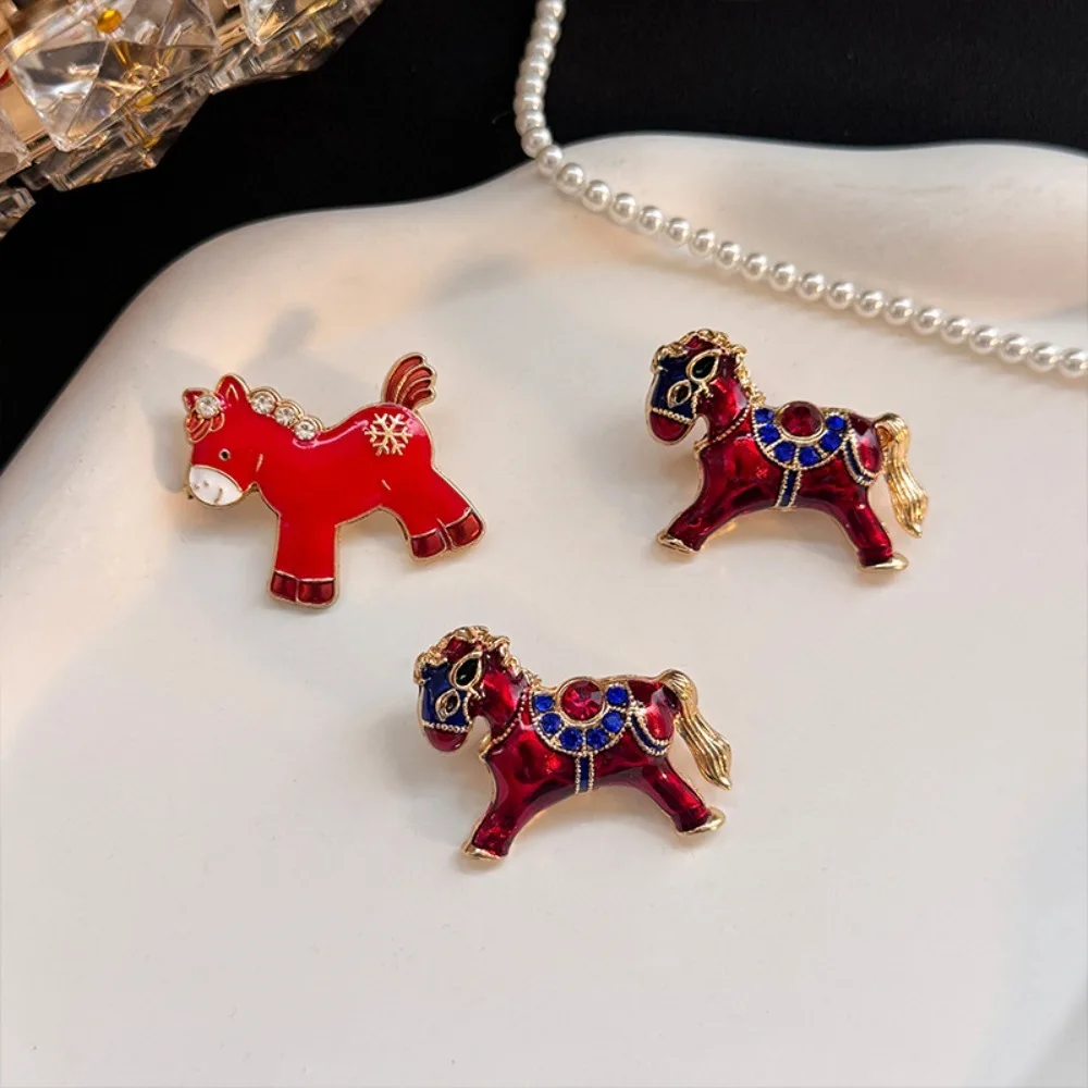 2pcs Red Gold Horse Brooch Enamel Accents Intricate Decorative Details Cute Vibrant Designs Looks Special Events Elevates Styles