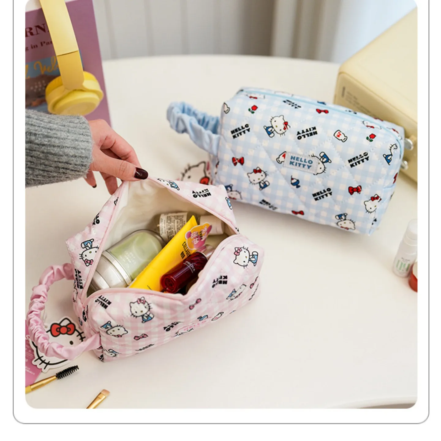 Weiche und niedliche karierte Hello Kitty gesteppte Kissen-Kosmetiktasche, Kulturtasche, Aufbewahrungstasche mit großem Fassungsvermögen, plissierte tragbare Reisetasche – Detail 4