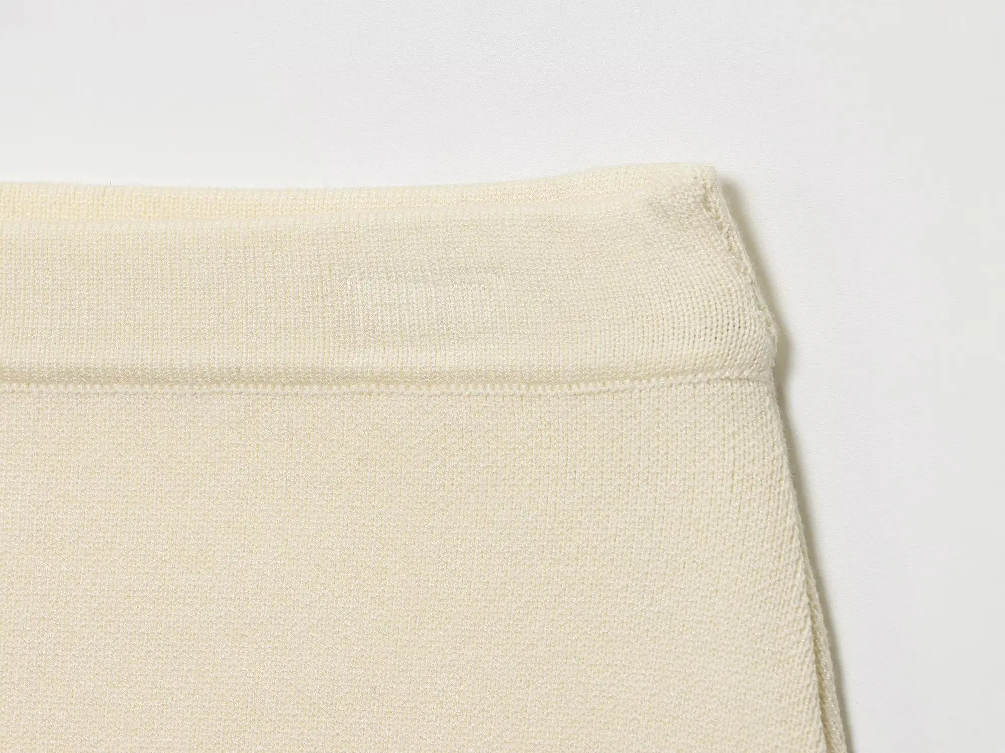 تنورة نسائية جديدة موديل 2025 باللون البيج مرنة عالية الخصر محبوكة تنورة صغيرة بإبرة مسطحة تنورة قصيرة أنيقة للخريف