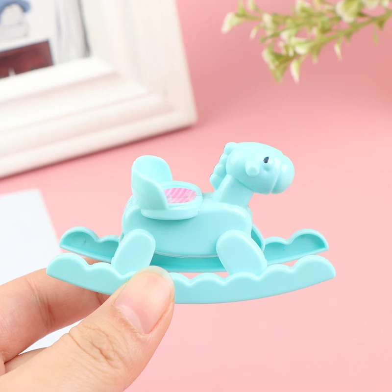 1:6 Mini mały plastikowy koń na biegunach Model koń równoważący dekoracja domku dla lalek udawaj zagraj w zabawkę dom prezent dziecko dziewczynka