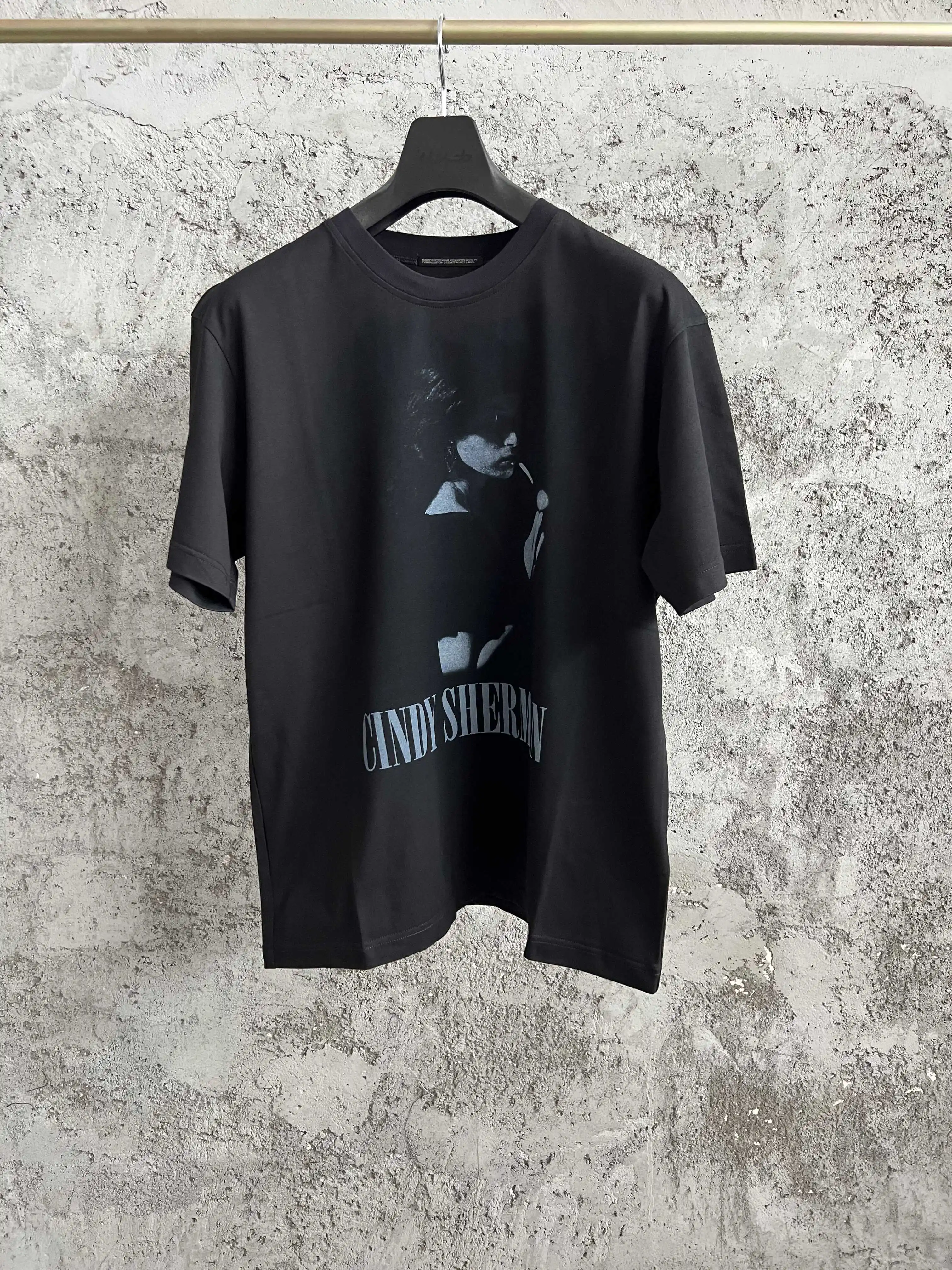 

A niche designer of short-sleeved T-shirts for smoking women, designed for both men and women