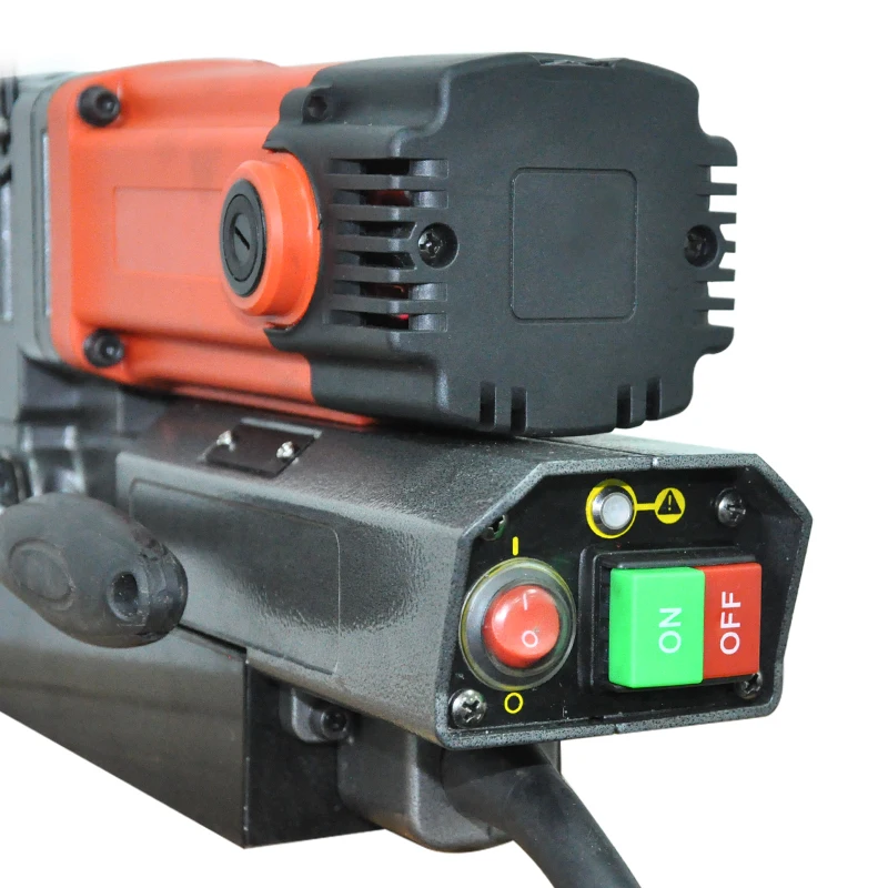 

Легкий магнитный сверлильный станок 1300 Вт, 220 В, 50 Гц, 25-500 об/мин, максимальный диаметр сверления 50 мм, с фиксируемой подъемной рукояткой FD-W50