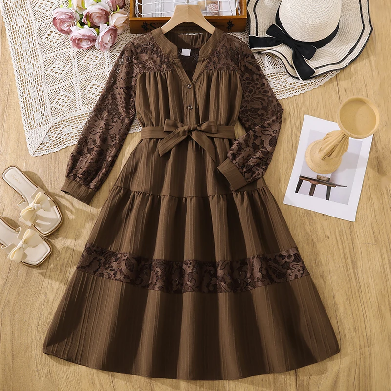 Braunes, strukturiertes Kleid für Teenager-Mädchen, volle Spitzenärmel, Spitzenbesatz am Saum, Gürtel, Swing-Kleid mit langen Ärmeln, lässiges Frühlingsoutfit – Detail 2