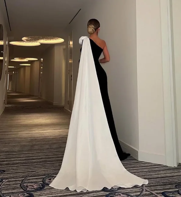 Maßgeschneiderte, hochwertige, rückenfreie, farbkontrastfarbene Hofschleppe in Schwarz und Weiß mit Falten, bodenlang, formell und elegant