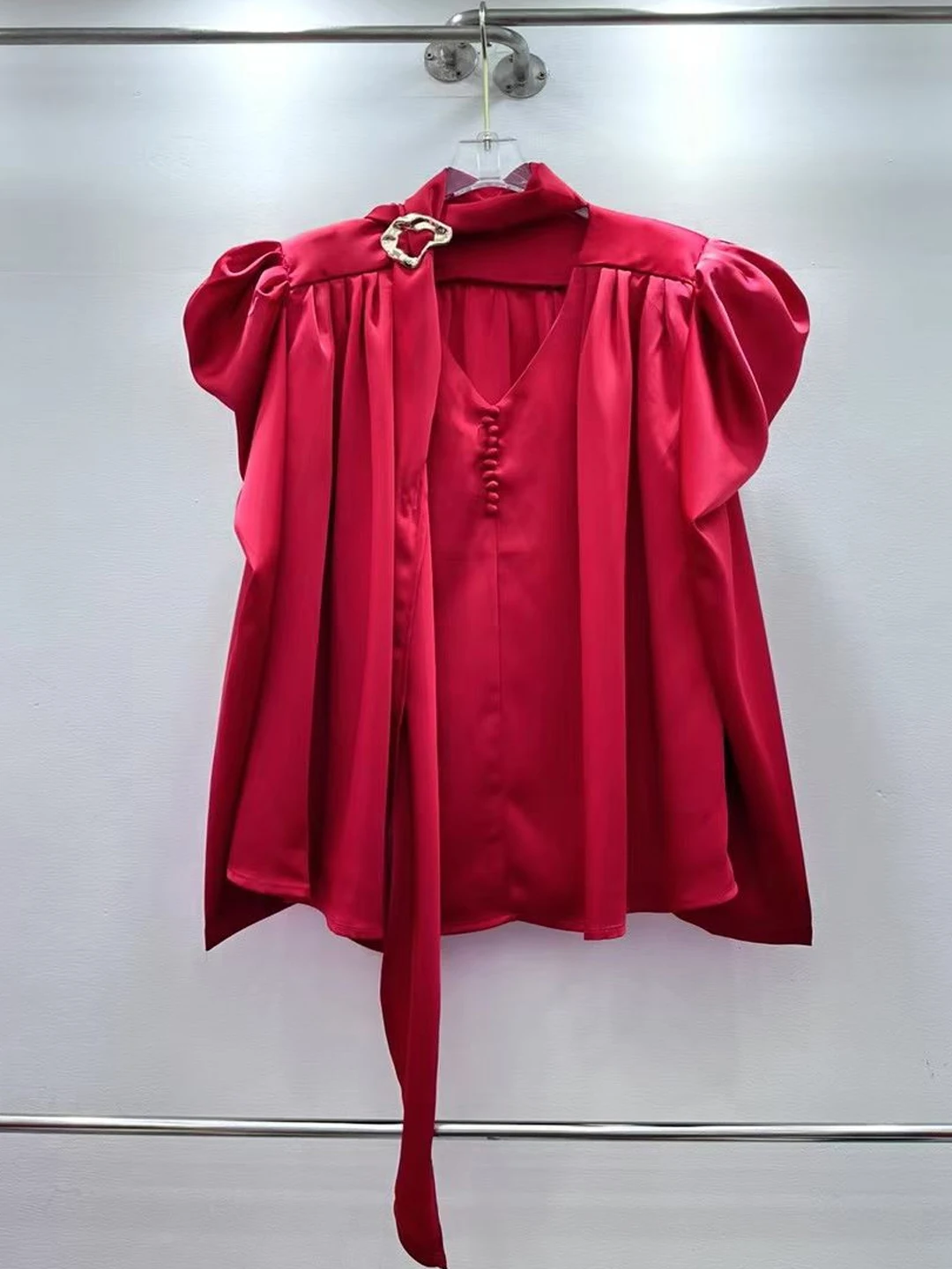 

Женская блузка из красного шелка с V-образным вырезом, на одной пуговице, с длинными рукавами-фонариками, свободного кроя, в корейском стиле, для офиса, коллекция 2026