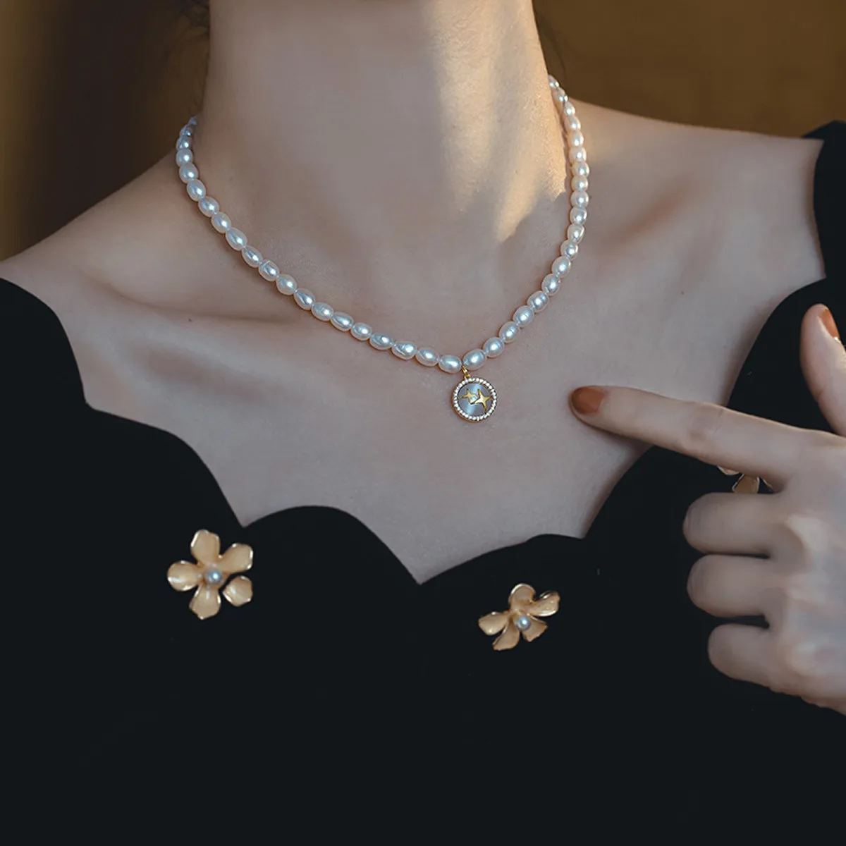 Light luxury niche design sense, retro pearl cross star necklace, simple and versatile temperament, new items and accessories ar