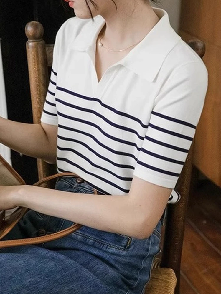 패셔너블한 스트라이프 아이스 실크 니트 티셔츠 출퇴근 디자인 캐주얼 대비 색상 여름 2025 여성 상의