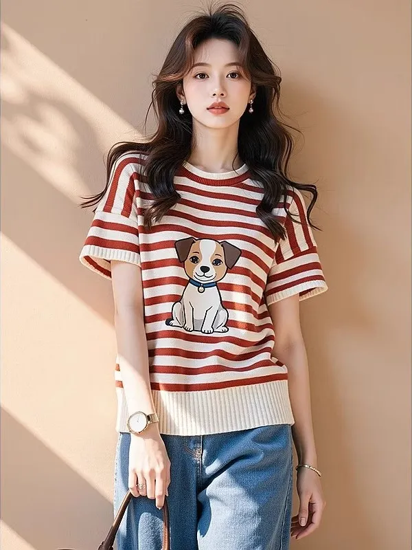Camiseta de manga corta de punto con estampado de perro de dibujos animados a rayas rojas y blancas para mujer, adelgazante, que disimula, estilo nuevo de verano, elegante y a la moda