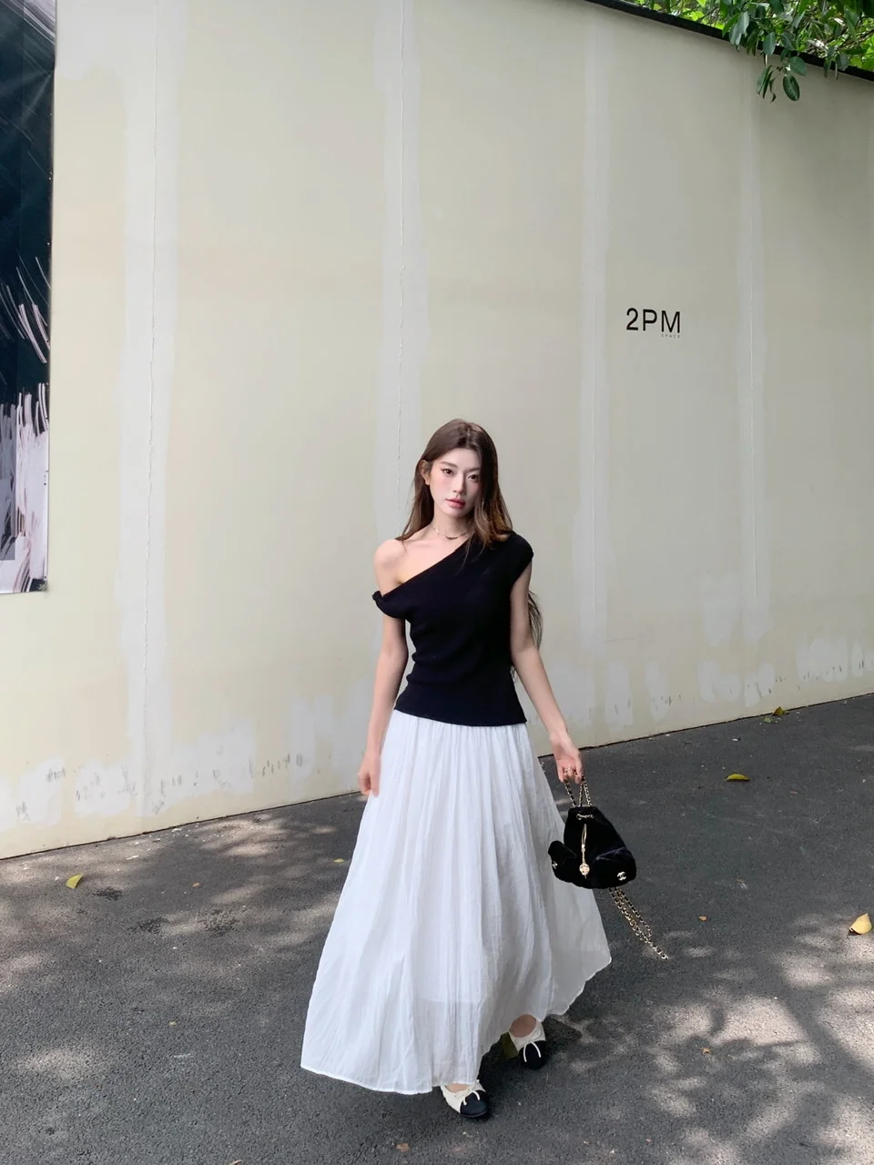 

Fashionable Knot Twist Shoulder Black T-Shirt And High Waist Skirt Two-Piece Set for Women Summer Commute Style Casual Outfit