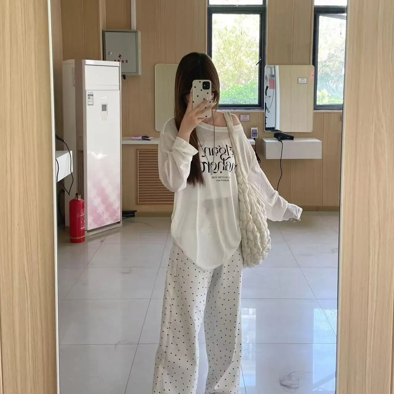 Damen T-Shirt Weiß Leicht Durchsichtig Off-Shoulder Bedrucktes Sonnenschutz-T-Shirt Langarm-Shirt Sommer Koreanischer Stil Locker Sitzendes Lässiges Oberteil – Detail 3