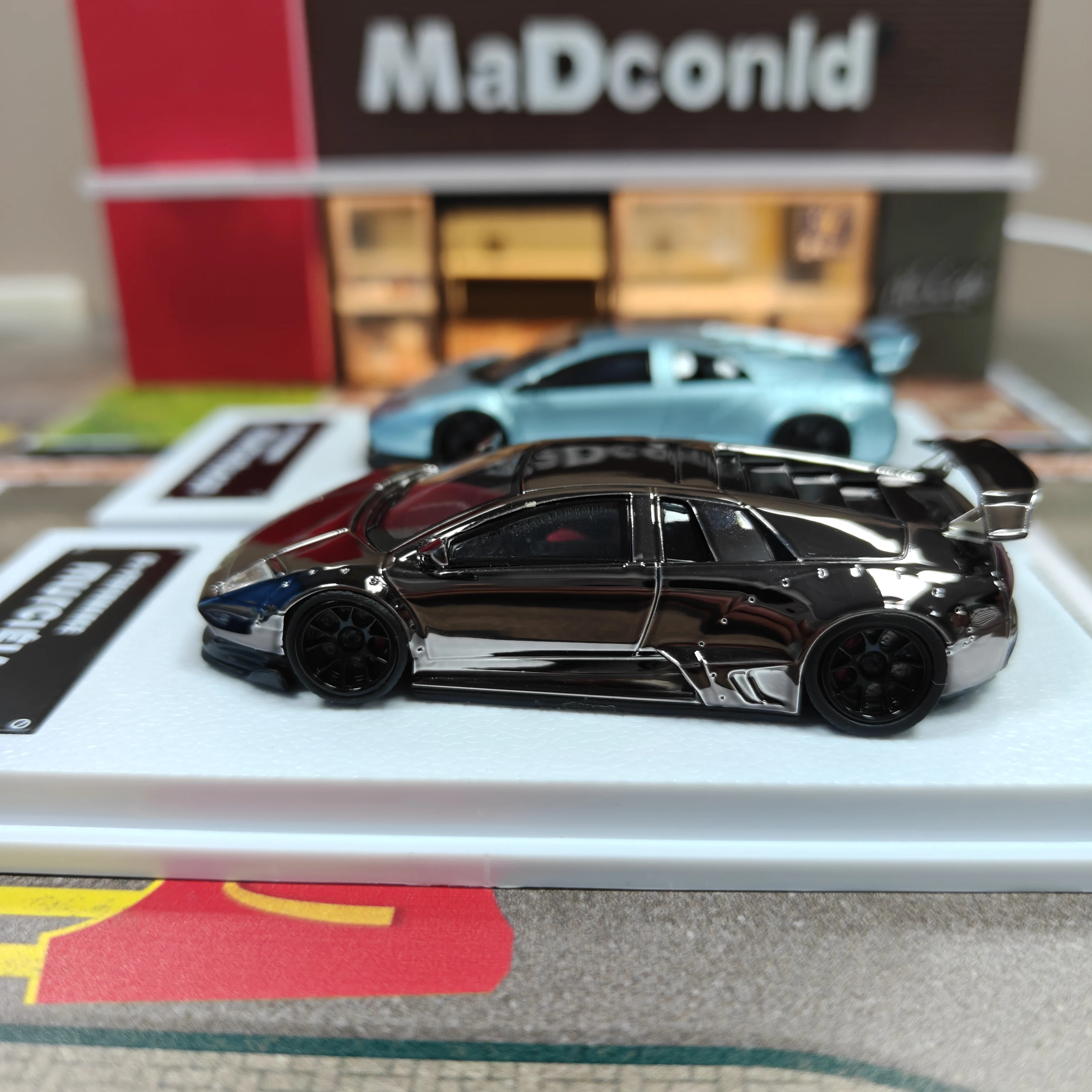 مجموعة هدايا نموذج سيارة من راتينج افينتادور من LB Performance