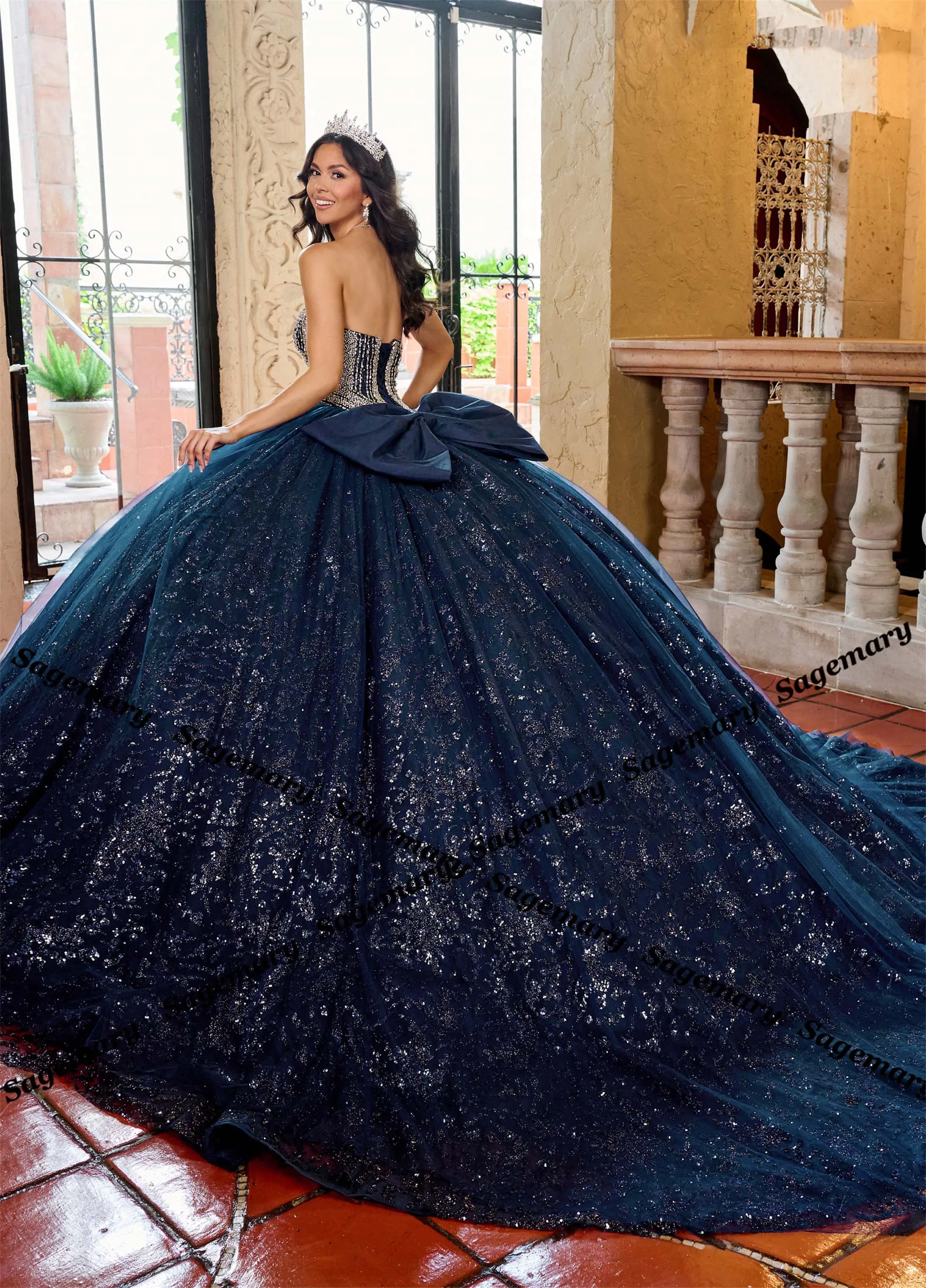 فساتين Sagemary سباركلي Quinceanera مزينة بالألماس بدون أكمام مع فيونكة مكشكشة فيستدو دي 15 Quinceaneras Morado مخصصة