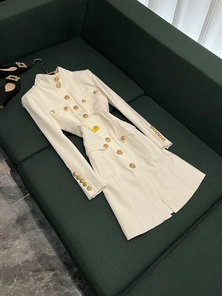 

Классический черный белый высокий воротник, приталенный крой, заклепки, голова льва, пуговицы, длинное свековое универсальное пальто, хлопковое пальто в стиле ретро для поездок на работу...