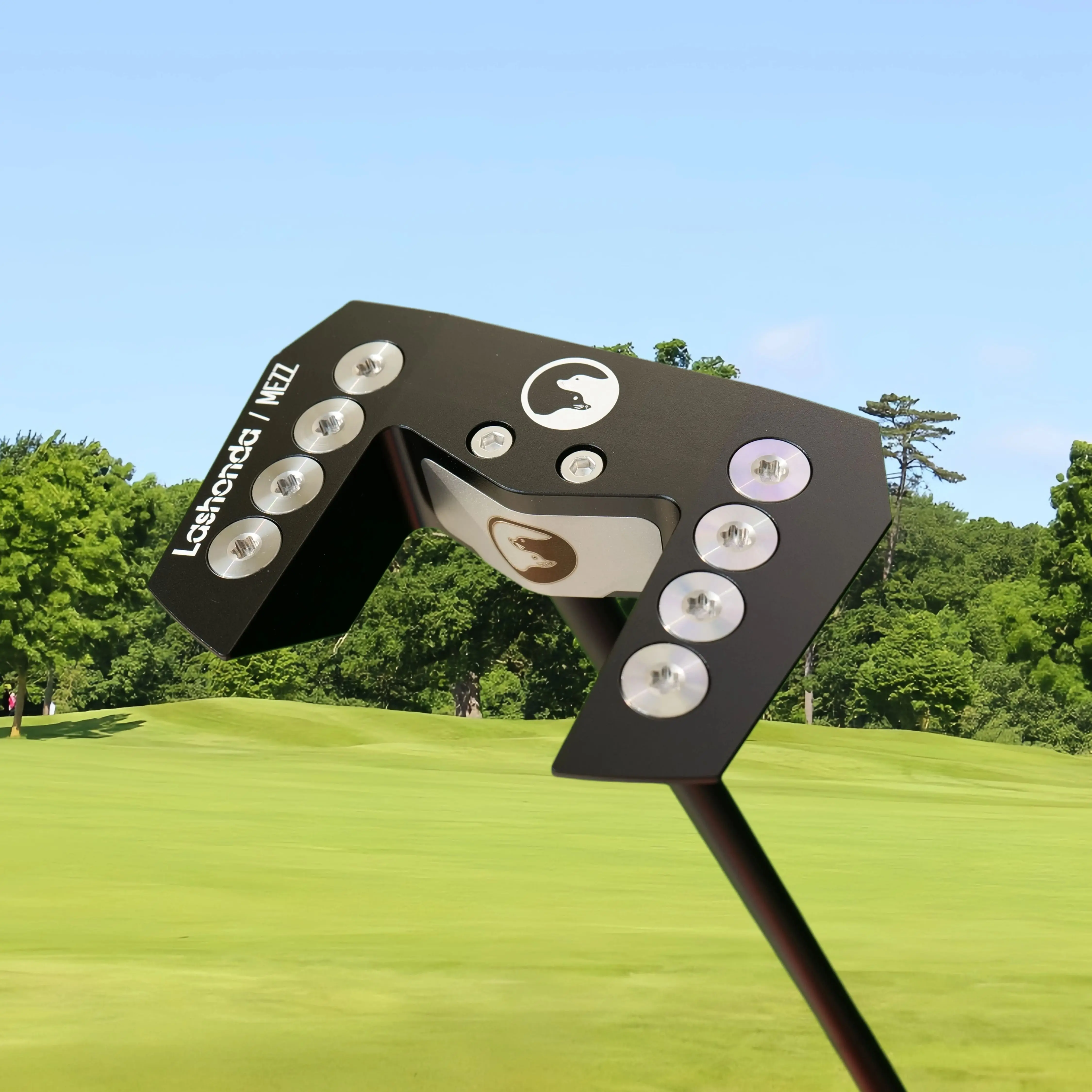 

Паттер для гольфа Lashonda MEZZ, сбалансированный центр тяжести без неравномерностей крутящих моментов, высокая степень прощения ошибок благодаря весу на концах клюшки, широкая фрезерованная ударная поверхность с