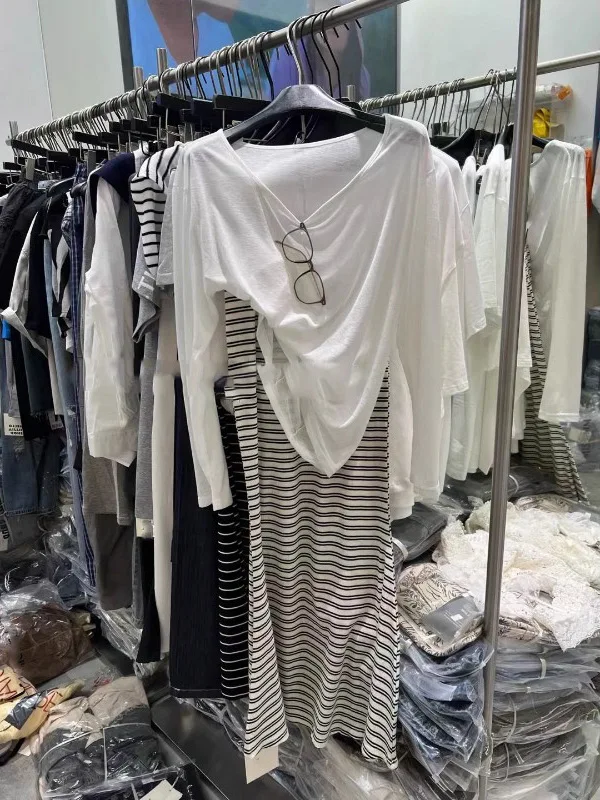 

Летний новый комплект для женщин: свободная футболка и полосатая юбка-накидка, удобный и стильный комплект из двух предметов.