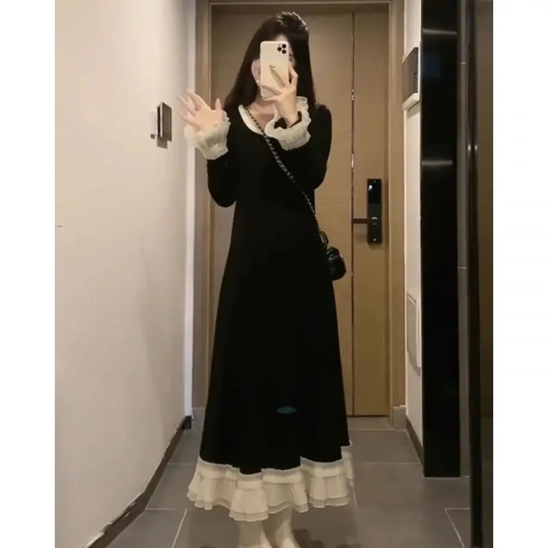 Sukienka damska z długim rękawem, dziergana, z francuską koronką i patchworkiem, na wczesną jesień.