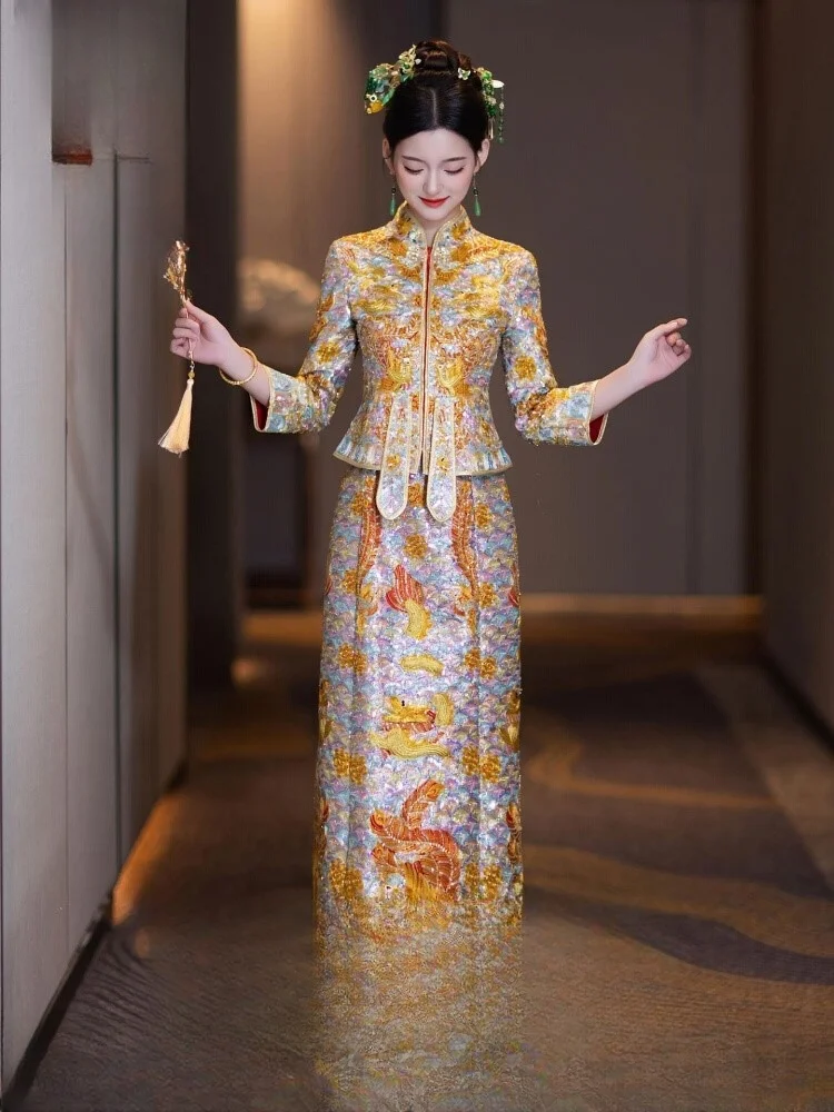 

The new Chinese-style wedding dress of Gua Huang dragon and Phoenix featuring a heavy toasting gown embroidered