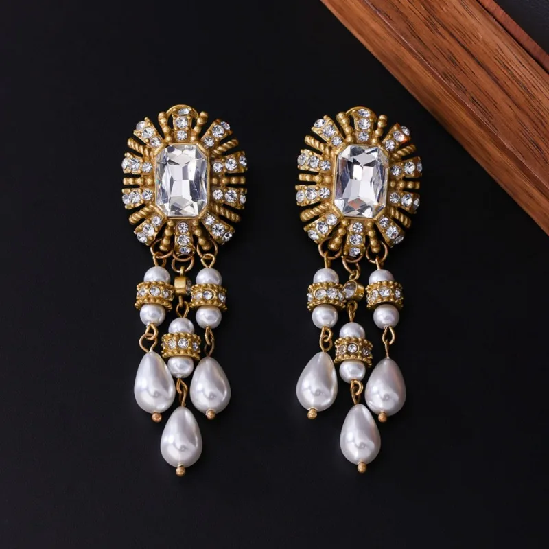 

Средневековый винтажный роскошный придворный браслет с бриллиантами, цветами, жемчугом, бусинами и кисточками — премиум-класс, элегантная атмосфера