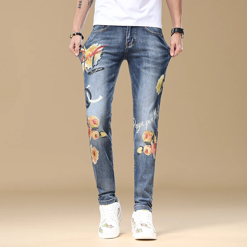 2024 Nieuwe Lichte Luxe Jeans Heren Fashion Print Slim Fit Kleine Voeten Straat Trend Koreaanse Elastische High-End Denim Broek