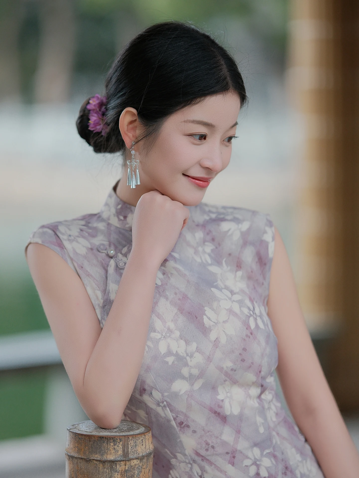 

Новое китайское платье-ципао с коротким рукавом, фиолетовое, с цветочным принтом, приталенное, с низким разрезом, для повседневной носки, длинное.