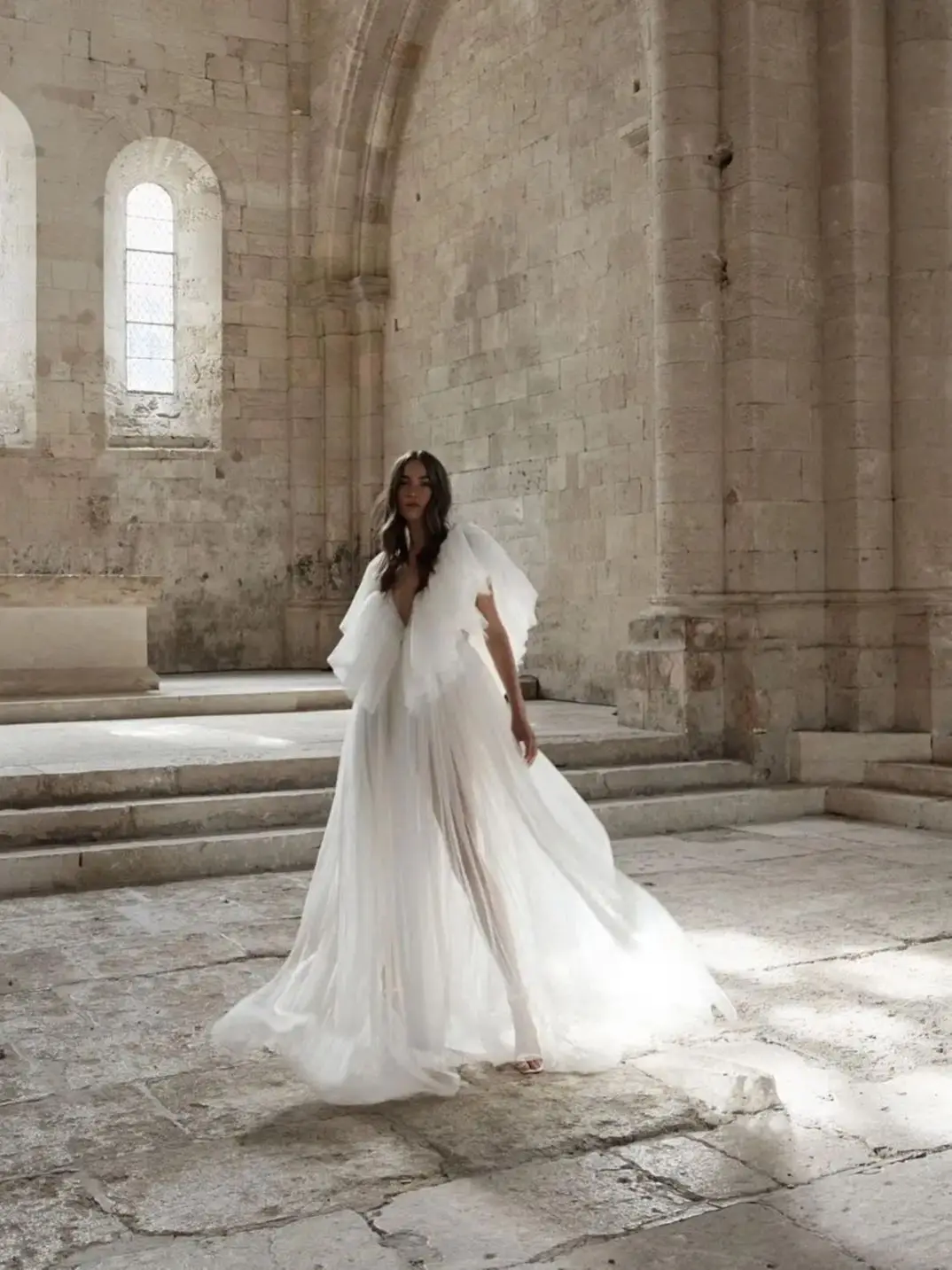 Romantische See Thru Lange Tule Gewaad Geplooide Tule Strand Bruiloft Bruidsjurken Met Delicate Bloem Diepe V-hals Sexy Vrouwen Jurk