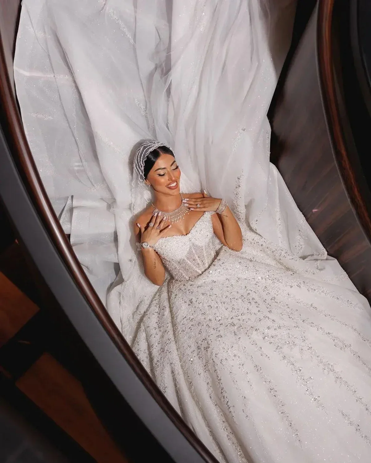 カスタマイズされた控えめな恋人シャイニービーズ真珠 A ラインのウェディングドレス Vestidos デノビアオフショルダー高級ブライダルドレス