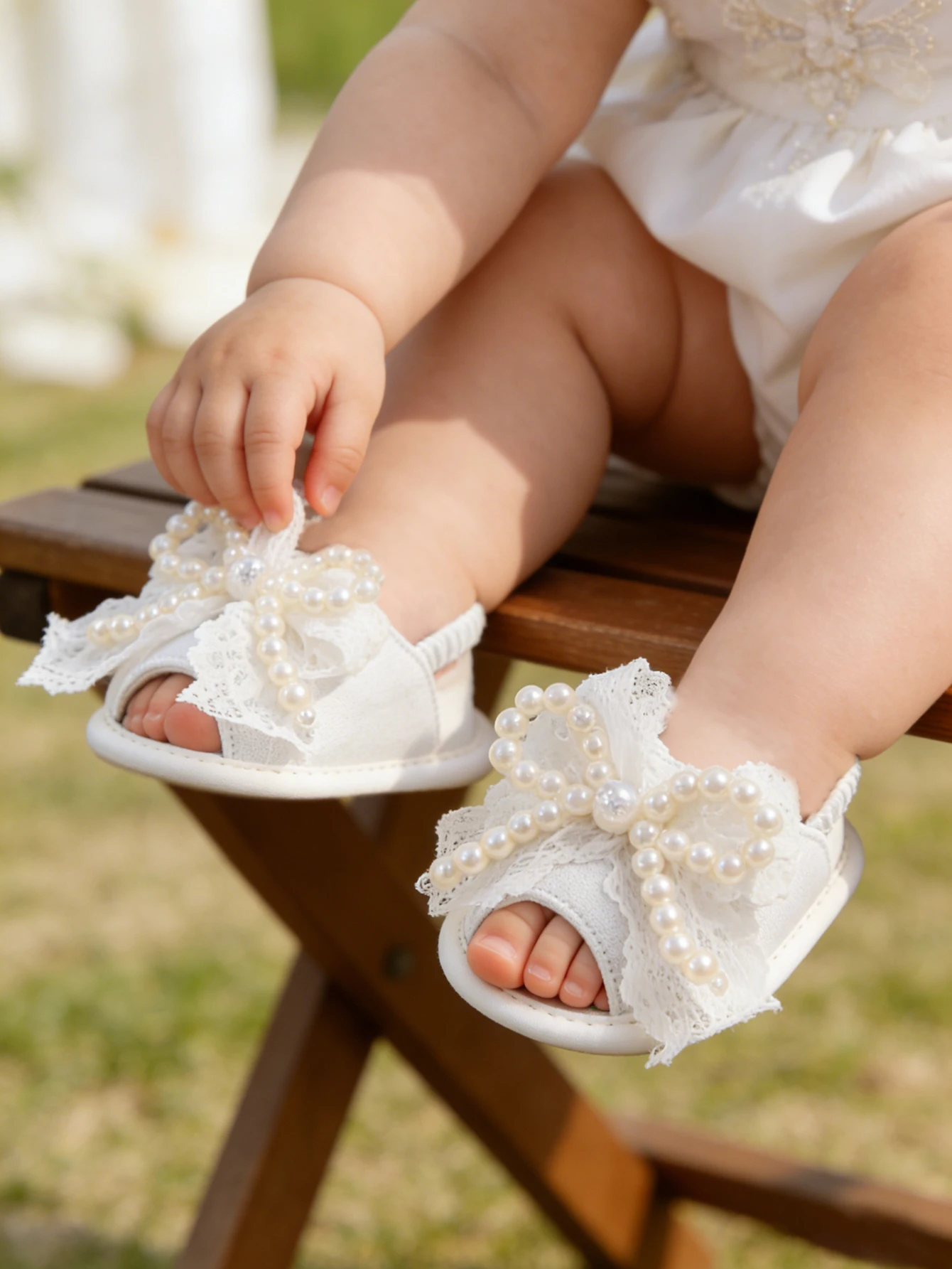 

Female baby white pearl bow sandals soft soled summer baby wedding dress flat shoes beach sandals newborn baby shoes