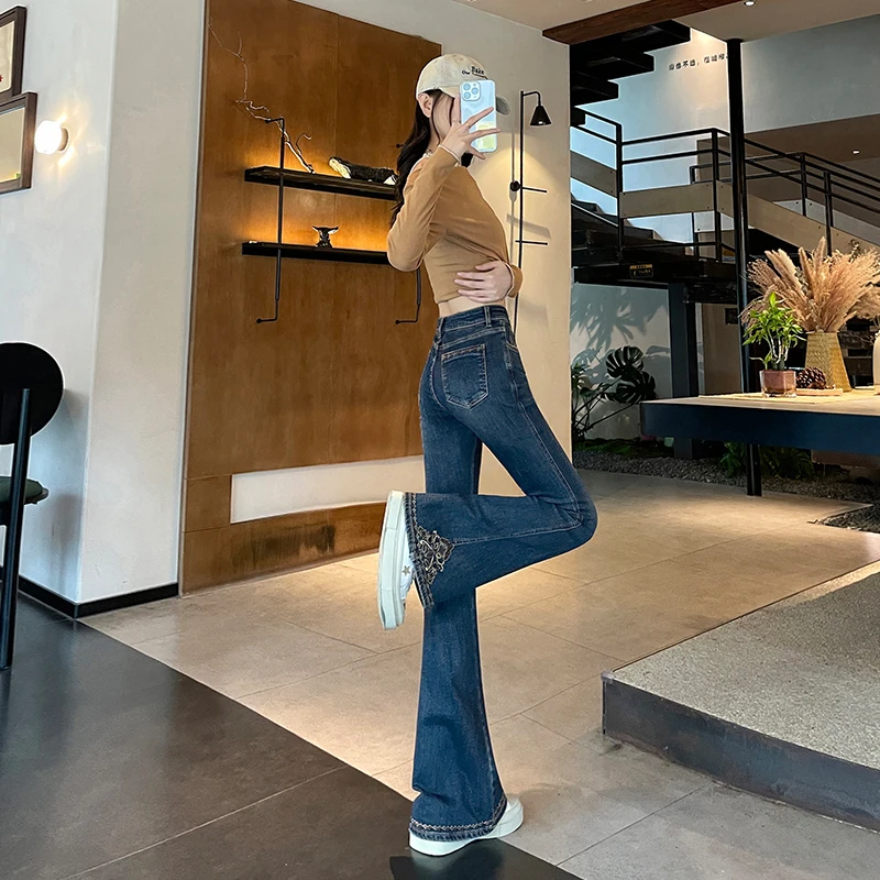 Pantaloni Y2k Jeans da donna Autunno 2025 Nuovi pantaloni svasati ricamati Slim Fit Vita alta Fondo a campana blu profondo casual