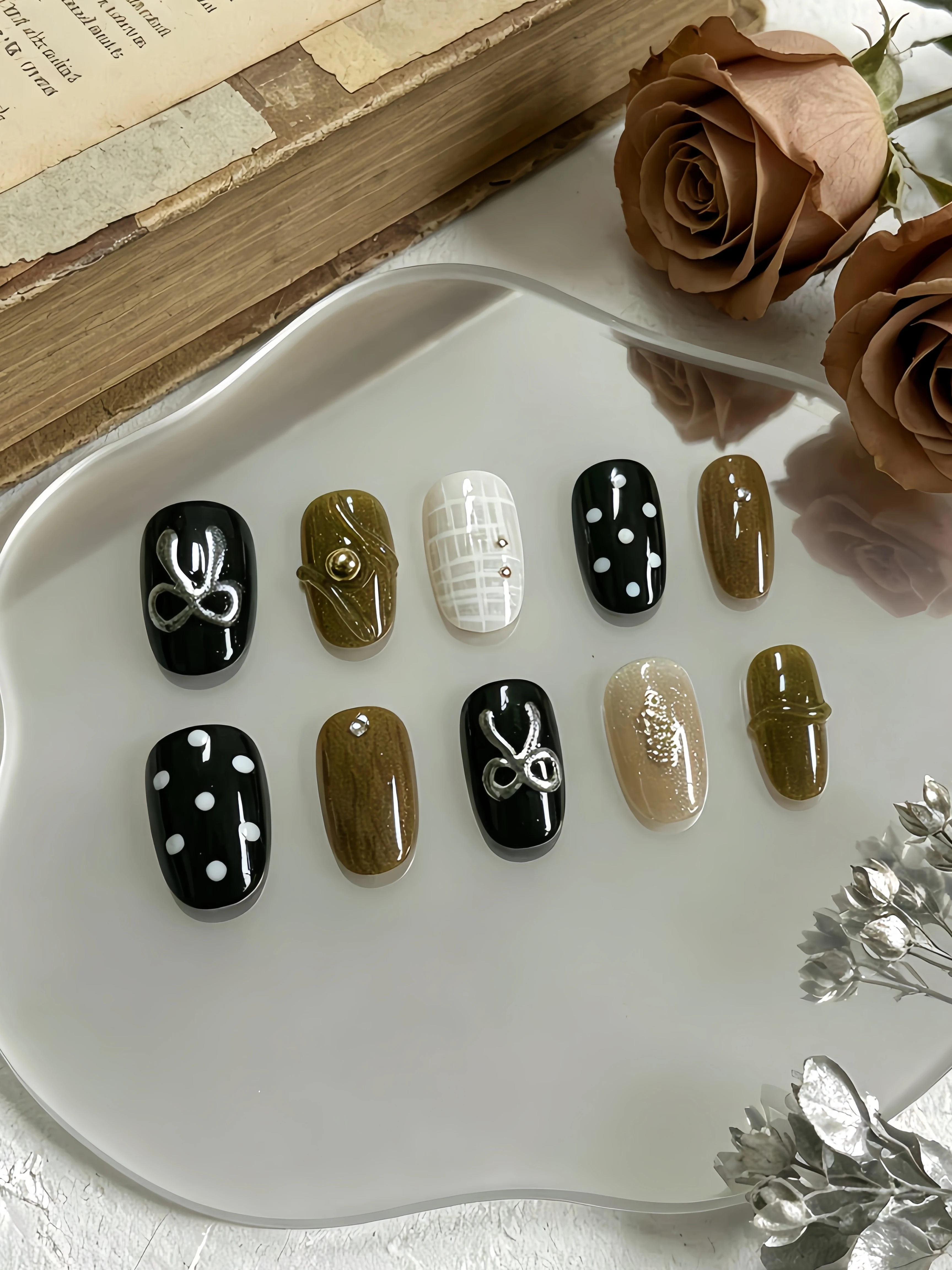 Nail Art Oval - 10 Short Oval-Shaped Press-On Nails, Milky
