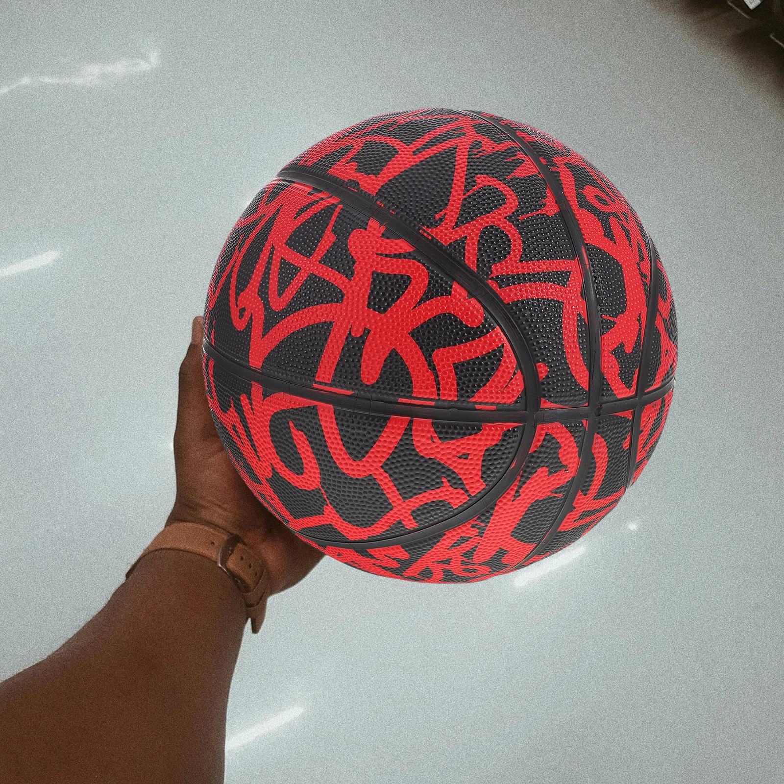 Прочный баскетбольный мяч из искусственной кожи с граффити для игр в помещении и на открытом воздухе. Улучшенная производительность. Идеально подходит для всех возрастов. Тренировка по уровней навыков.