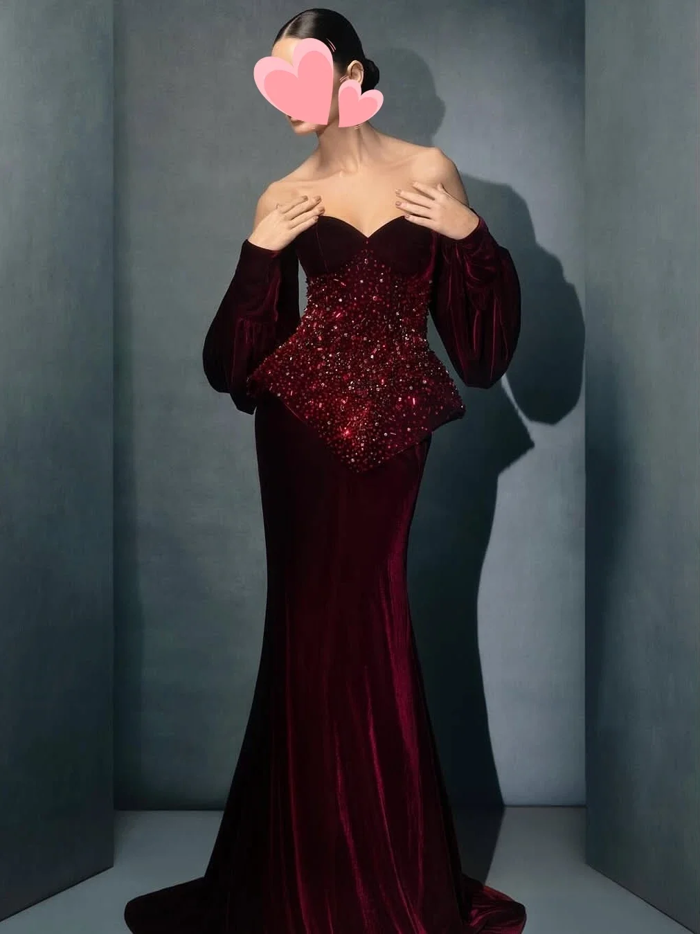 Sukienka na bal Jirocum, elegancka, vintage, urocza, aksamitna, syrenka, z koralikami, czerwona, szyta na miarę, na formalne okazje, sukienka na bal, suknia wieczorowa.