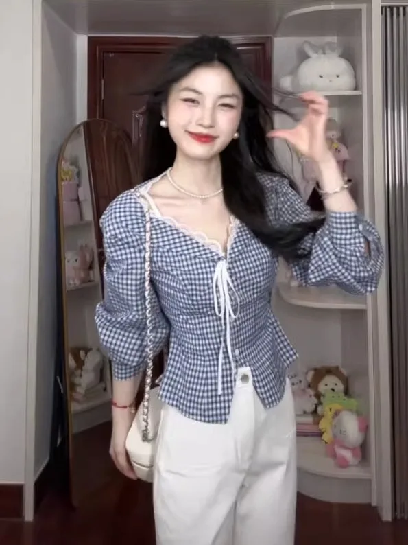 

Корейский уникальный женский зимний топ в клетку, новинка, с кружевными цветочными вставками, приталенный, длинный рукав, V-образный вырез, на пуговицах