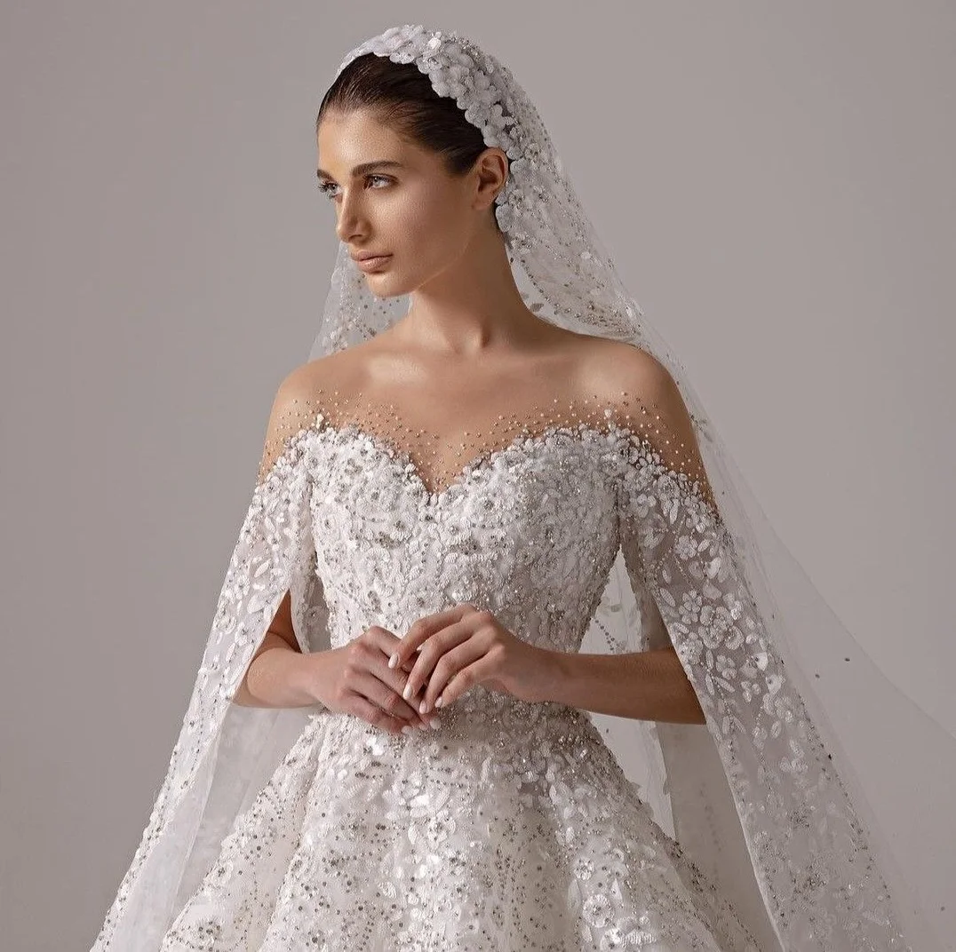 فستان زفاف رسمي فاخر أبيض مخصص قبالة الكتف وأكمام طويلة ذيل شابيل لحفلات الزفاف كريستال زي العرائس