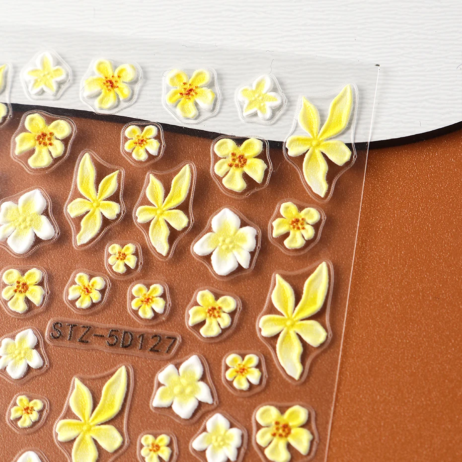 2 pezzi 3D Frangipani Fiore Decalcomania per unghie Fiori gialli Petali Fiore Nail Art Sticker 5D Adesivo Slider Foil Decorazioni per manicure