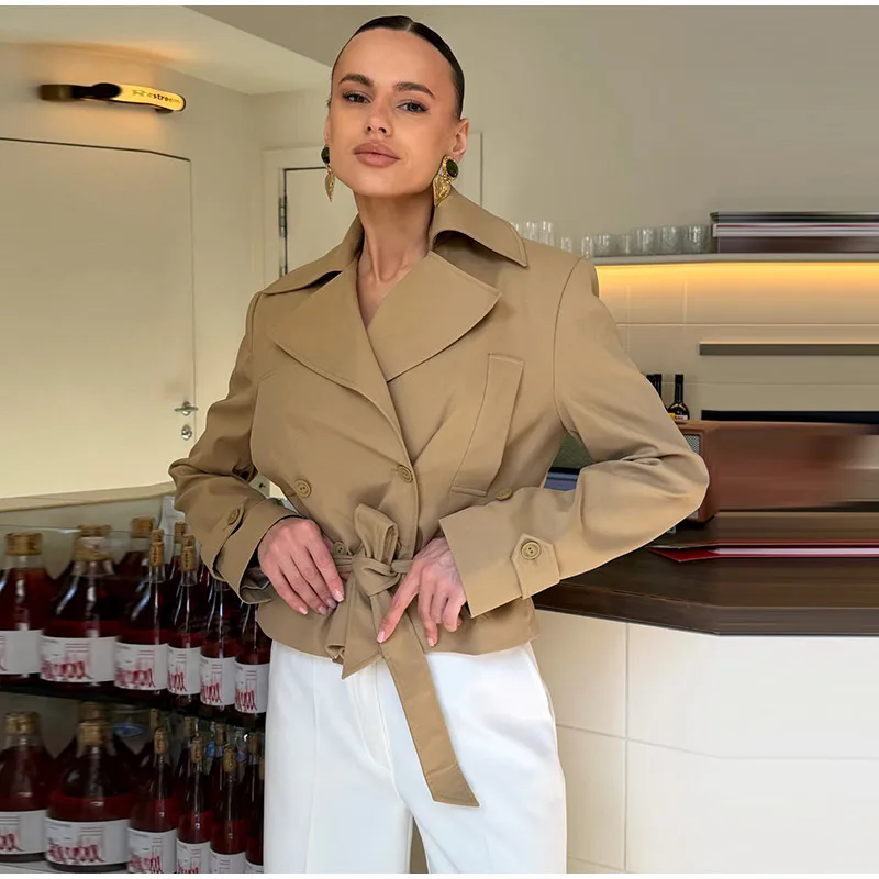 Elegante Damen-Sets mit Gürtelrock, schmaler Passform, Reverskragen, langen Ärmeln, Schnürung, kurzen Jacken und langen Röcken mit Schlitz, Herbst 2026, passende Sets. – Detail 8
