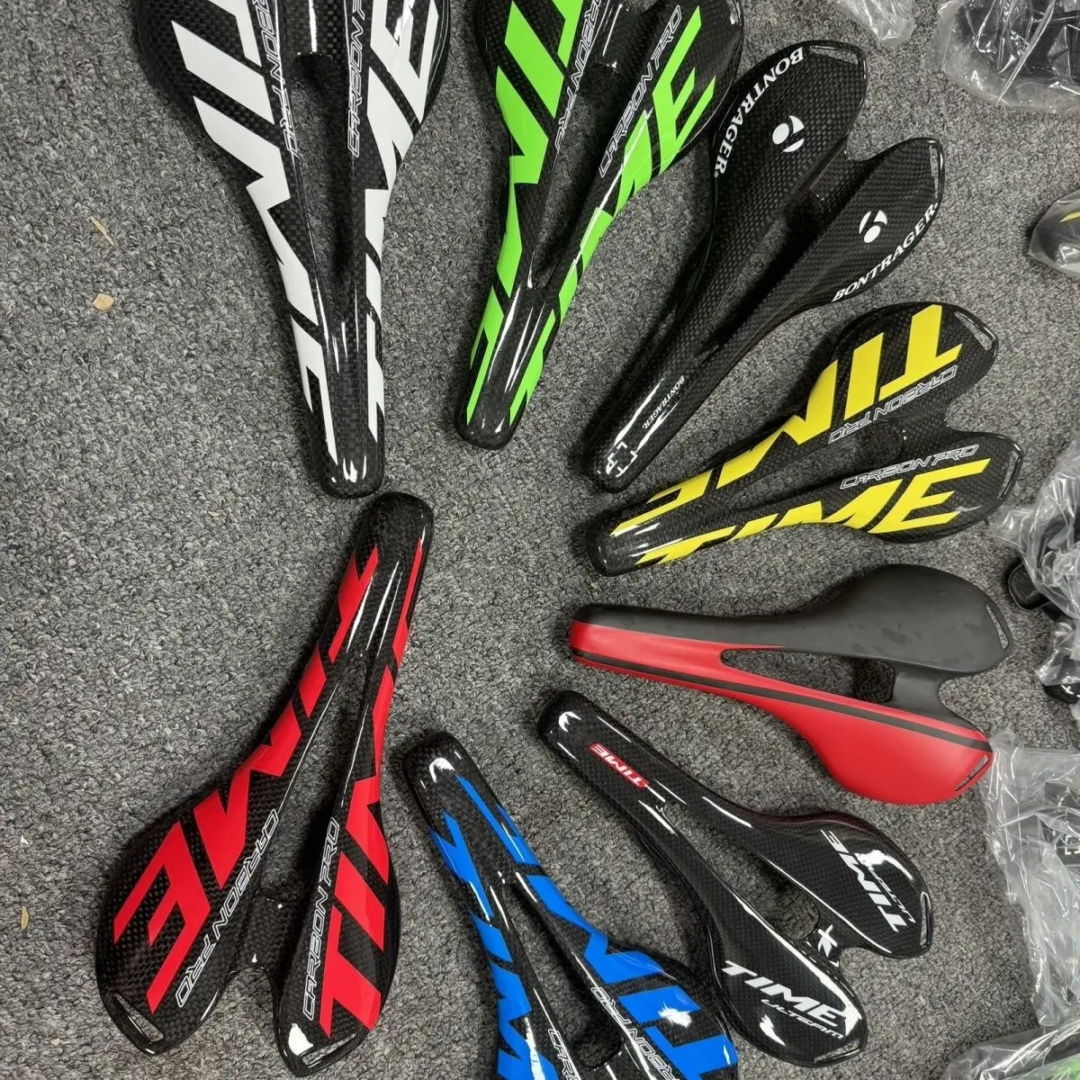 

Легкое велосипедное седло из карбона с полым корпусом и овальными карбоновыми направляющими для горных и шоссейных велосипедов, разноцветное