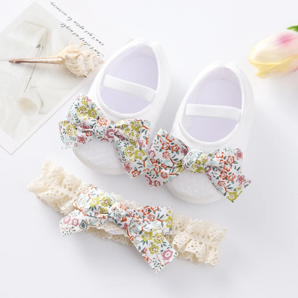 Zapatos antideslizantes de fondo suave para bebés, calzado Retro con flores y Diadema para niños pequeños de 0 a 18 meses, 2 unidades por Set