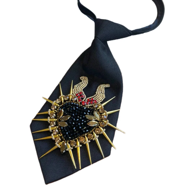 Schwarze, herzförmige, hornförmige Damen-Krawatte mit Reisperlen und Strasssteinen, ein funkelndes und elegantes Halsaccessoire mit durchdachtem Design, perfekt für Bankette, Abendessen und Arbeitskleidung – Detail 6